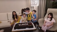 Setelah menyanyikan lagu selamat ulang tahun, Celine Evangelista dan Stefan William bikin netizen baper saat berpelukan bersama. Foto: Instagram @celine_evangelista
