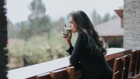 Momen kesendirian Celine Evangelista dapat terlihat di foto yang satu ini. Menikmati pemandangan indah sambil menyeruput minuman hangat. Foto: Instagram @celine_evangelista