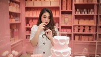 Dikenal dengan wajahnya yang imut, ini pose Celine Evangelista dengan kue pernikahan tingkat tiga. Kue tersebut dibuat dengan warna serba pink. Foto: Instagram @celine_evangelista
