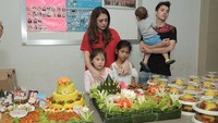 Ini adalah momen Celine Evangelista dan Stefan William bersama anak-anak berbagi makanan kepada orang lain. Berupa tumpeng mini lengkap dengan lauk-pauk. Foto: Instagram @celine_evangelista