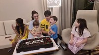 Nah, ini dia keseruan Celine Evangelista saat memberikan kejutan ulang tahun untuk Stefan William. Ia juga memberikan kue dengan ukuran yang besar. Foto: Instagram @celine_evangelista