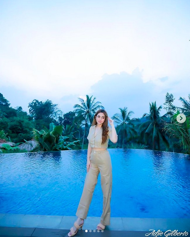 Celine ternyata tetap langsing berkat rutin mengonsumsi suplemen pelangsing dan menjaga pola makan. Ia juga berusaha menghindari makanan yang mengandung gula dan karbohidrat. (Foto: Instagram/@celine_evangelista)