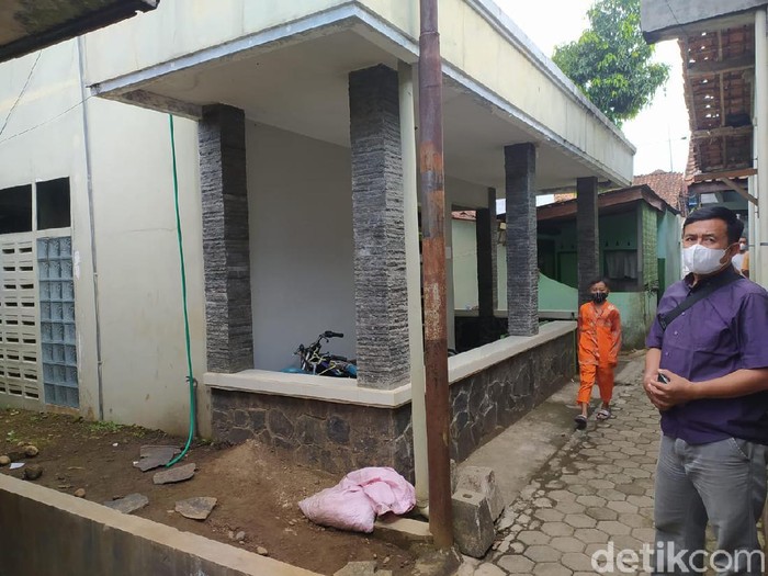 Densus 88 geledah rumah di Purwokerto, Banyumas, Jumat (13/8/2021).