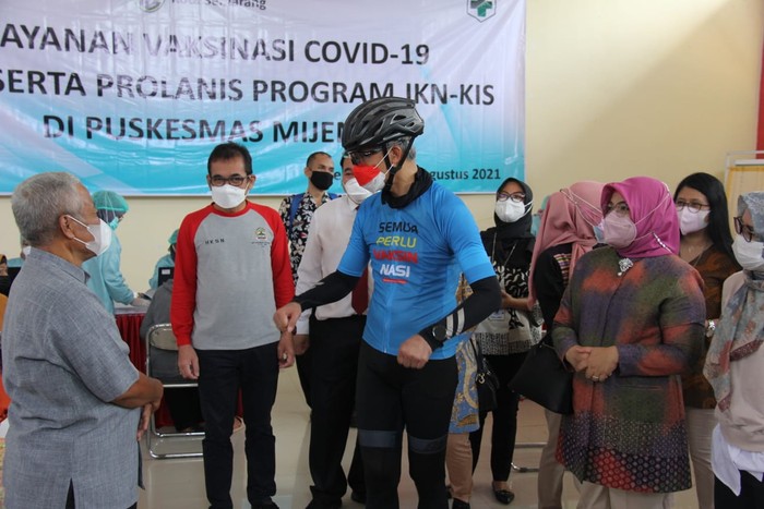 Direktur Jaminan Pelayanan Kesehatan (Dirjampelkes) BPJS Kesehatan, Lily Kresnowati meninjau langsung sentra vaksinasi di Kota Semarang.