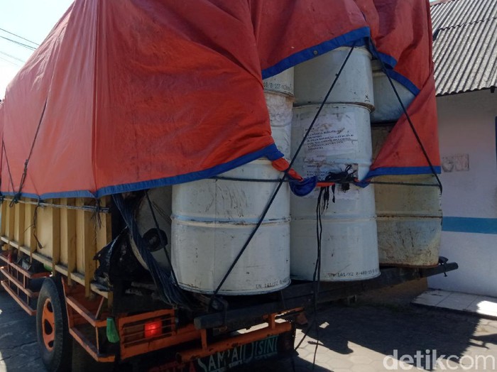 Drum bekas kemasan zat kimia yang menimbulkan bau busuk di Klaten, Jumat (13/8/2021).