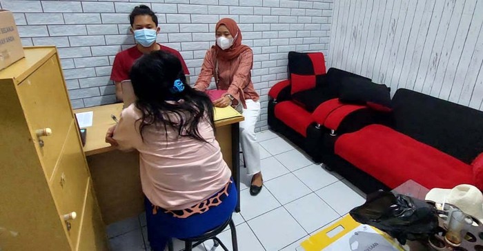 Dua Wanita Muda di Garut Ditangkap Gegara Narkoba Polisi menangkap dua wanita muda asal Garut, inisial FB (29) dan RE (18) gara-gara kasus narkotik. Selain itu, polisi meringkus 10 tersangka lainnya.