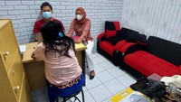 Polisi menangkap dua wanita muda asal Garut, inisial FB (29) dan RE (18), lantaran terlibat kasus narkotik. Kasat Narkoba Polres Garut AKP Maolana mengatakan FB dan RE terlibat jaringan penjual sabu.