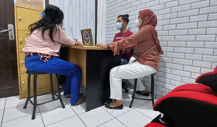 Polisi menangkap dua wanita muda asal Garut, inisial FB (29) dan RE (18) gara-gara kasus narkotik. Selain itu, polisi meringkus 10 tersangka lainnya.