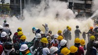 Bentrok antara militer dan pasukan pertahanan rakyat masih terus berlanjut. Banyak orang yang ketakutan, tak bebas bicara, dan menderita akibat konflik itu. Getty Images/Hkun Lat