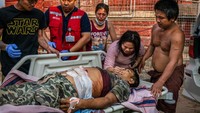 Selain itu, kata Burgener, Myanmar tengah menghadapi gelombang ketiga pandemi COVID-19 yang begitu parah. Sejauh ini, ada 333 ribu kasus COVID-19 di Myanmar. Kasus harian di negara itu juga masih tinggi, berkisar di angka ribuan. Pada Selasa (10/8), kasus harian bertambah 4.434. Photo by Stringer/Getty Images
