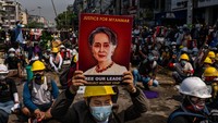 Myanmar sendiri sempat berada di bawah pemerintahan militer yang ketat selama lima dekade. Akibat penolakan internasional atas rezim itu, Myanmar dijatuhi berbagai sanksi. Sebagian besar sanksi dicabut pada 2019, saat pemerintahan Aung San Suu Kyi menang pemilu. Investasi pun mulai berdatangan ke negara itu. Getty Images/Hkun Lat