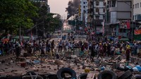 Namun, roda pemerintahan yang demokratis itu tak berjalan lama. Pada 1 Februari, militer kembali mencengkeram Myanmar dengan mengudeta pemerintah. Mereka menuduh Aung San Suu Kyi melakukan kecurangan dalam pemilu. Stringer/Getty Images