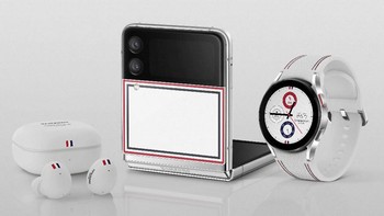 Galaxy Z Flip bersama Watch 4, Buds 2 dengan tampilan Thom Browne. Foto: dok Samsung