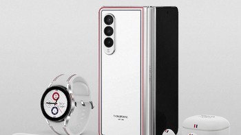 Selain Galaxy Z Fold 3, terdapat Galaxy Watch 4, S Pen Pro dan Galaxy Buds 2 yang semuanya bernuansa Thom Browne.  Foto: dok Samsung