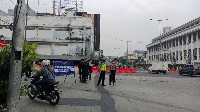 Aparat gabungan berjaga di Jl Pintu Besar Selatan, Jakarta Barat, Jumat (13/8/2021).