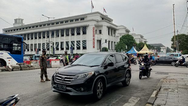 Mobil pribadi pelat nomor ganjil melintas ke arah Jl Gajah Mada dari Jl Pintu Besar Selatan, Jakarta Barat, Jumat (13/8/2021).