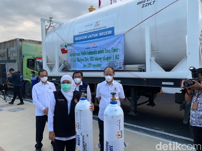 Kamar Dagang dan Industri (Kadin) Indonesia menyerahkan bantuan kepada Pemprov Jatim berupa 41 ton oksigen cair, 500 tabung oksigen 6 m3 dan 200 regulator. Gubernur Khofifah Indar Parawansa mengatakan, bantuan itu akan didistribusikan untuk layanan isolasi terpusat (isoter).