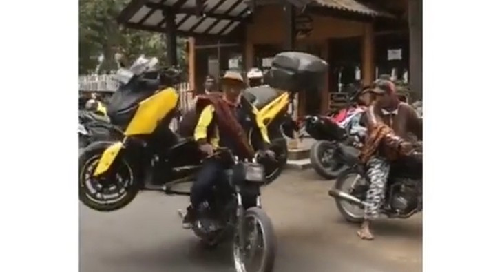 Honda GL Pro gendong Yamaha Xmax 250