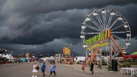 Warga menikmati suasana kota dengan awan gelap di langit IIlnois. Diperkiraan akan segera turun badai di Illinois.
