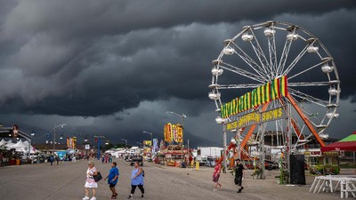 Petir dan Awan Gelap Gelayuti Langit Illinois