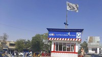 Berkuasanya Taliban di Afghanistan menimbulkan kekhawatiran bagi sejumlah pihak. Salah satu hal yang dikhawatirkan adalah hukuman brutal yang dijatuhkan berdasarkan interpretasi mereka terhadap hukum syariah. Mengutip BBC Indonesia, bulan lalu di provinsi Helmand, Taliban menggantung dua pria yang dituduh melakukan penculikan anak dari sebuah jembatan. Mereka membenarkan tindakan itu dengan mengatakan bahwa pria-pria itu telah dinyatakan bersalah. AP Photo/Abdullah Sahil.