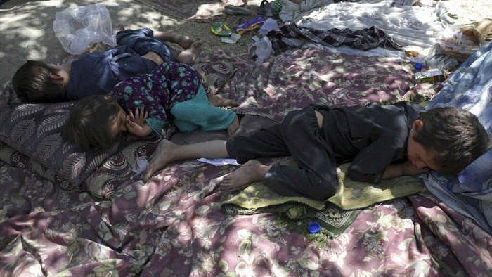 Ini yang Dikhawatirkan Warga Afghanistan Bila Taliban Berkuasa Kondisi Afghanistan kian mencekam usai Taliban kuasai sejumlah wilayah. Kekhawatiran akan diberlakukannya 'keadilan Taliban' membuat warga pilih mencari suaka.