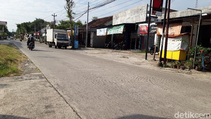 Jalan raya lokasi penangkapan terduga teroris di Desa Sambi, Kecamatan Sambi, Kabupaten Boyolali.