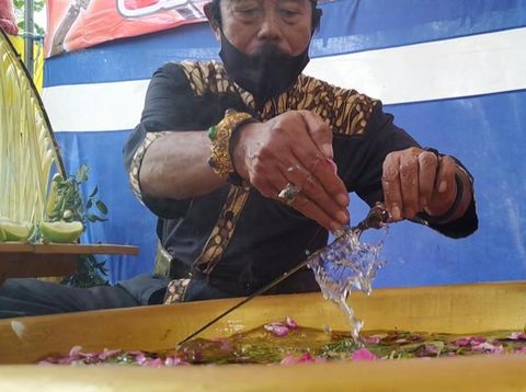 Jamasan Keris Umyang Jimbe, selalu dipilih tiap Bulan Suro, hari Kamis Kliwon atau malam Jumat Legi