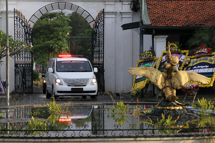 Jenazah KGPAA Mangkunegara IX Disemayamkan di Ndalem Ageng Jenazah KGPAA Mangkunegara IX akhirnya tiba di Solo, Jawa Tengah. Sesampainya di Pura Mangkunegaran, Solo, jenazah disemayamkan di Ndalem Ageng.