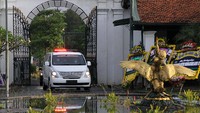 Mobil jenazah tampak tiba di lokasi, Jumat (13/8/2021) pukul 16.15 WIB sore ini. Iring-iringan mobil jenazah diawali mobil polisi kemudian mobil jenazah, dan diikuti mobil pengiring dari keluarga dan kerabat.