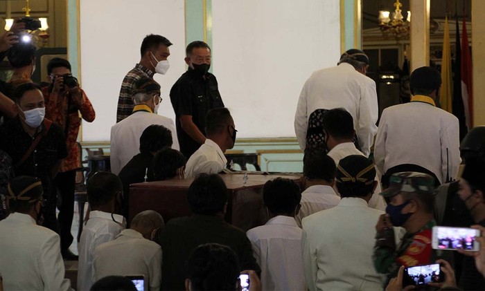 Jenazah KGPAA Mangkunegara IX Disemayamkan di Ndalem Ageng Jenazah KGPAA Mangkunegara IX akhirnya tiba di Solo, Jawa Tengah. Sesampainya di Pura Mangkunegaran, Solo, jenazah disemayamkan di Ndalem Ageng.