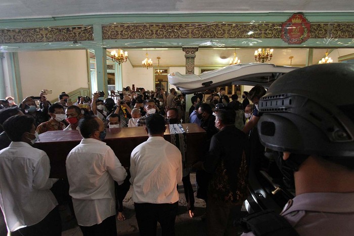 Jenazah KGPAA Mangkunegara IX Disemayamkan di Ndalem Ageng Jenazah KGPAA Mangkunegara IX akhirnya tiba di Solo, Jawa Tengah. Sesampainya di Pura Mangkunegaran, Solo, jenazah disemayamkan di Ndalem Ageng.