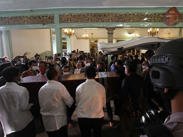 Jenazah KGPAA Mangkunegara IX akhirnya tiba di Solo, Jawa Tengah. Sesampainya di Pura Mangkunegaran, Solo, jenazah disemayamkan di Ndalem Ageng.