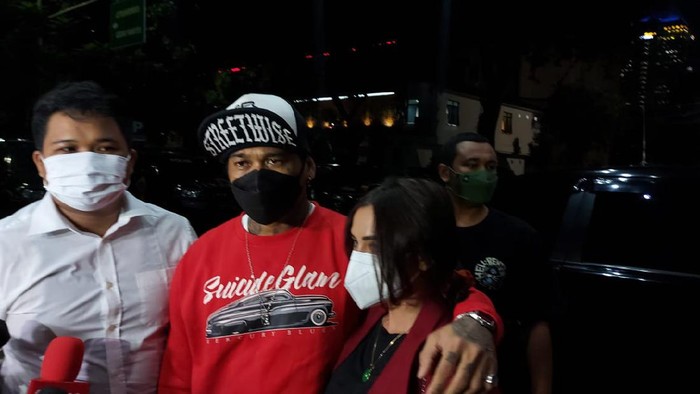 Jerinx tiba di Polda Metro, Jumat (13/8/2021) malam, ditemani Nora Alexandra, istrinya. (Yogi/detikcom)