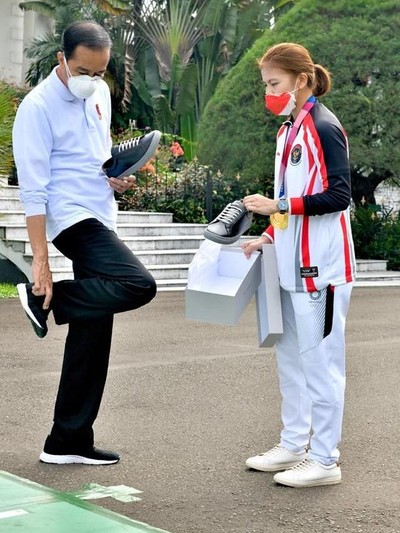Jokowi Beli Sneaker dari Greysia Polii Jokowi Beli Sneaker dari Greysia Polii