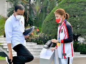 Jokowi Promosikan Usaha Sepatunya Greysia Polii
