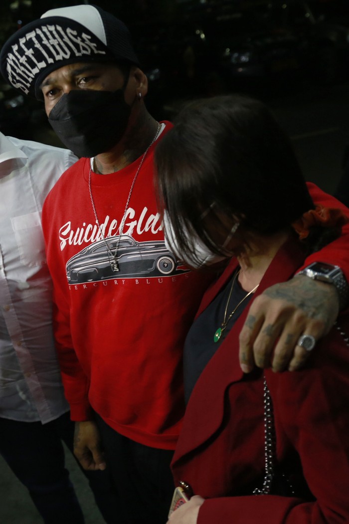 Musisi I Gede Ari Astina atau yang biasa dipanggil Jerinx didampingi istrinya Nora Alexandra memenuhi panggilan kepolisian untuk diperiksa di Mapolda Metro Jaya, Jakarta, Jumat (13/8/2021). Jerinx menjalani pemeriksaan di Polda Metro Jaya sebagai tersangka dugaan pengancaman yang dilaporkan oleh Adam Deni. ANTARA FOTO/Sinta Rabani/hma/foc.