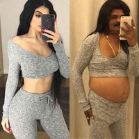 Melalui akun Instagram @sulebrities miliknya, pria asal India ini kerap membagikan foto-fotonya saat cosplay menirukan gaya-gaya selebriti Hollywood. Seperti dalam foto yang satu ini, Just Sul terlihat mengikuti gaya Kylie Jenner. Gimana menurutmu, sudah mirip belum nih? Foto: Instagram/@sulebrities