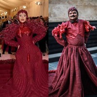 Totalitas abis, begini penampilan Just Sul saat menirukan gaya Cardi B mengenakan gaun serba merah lengkap dengan hiasan penutup kepala. Nggak kalah bikin terpana dong pastinya? Foto: Instagram/@sulebrities