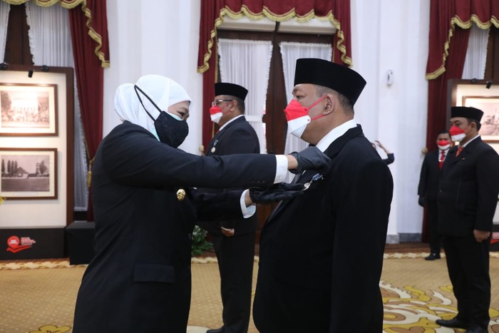 Khofifah Sematkan Satyalancana Karya Satya ke 576 ASN Pemprov Jatim