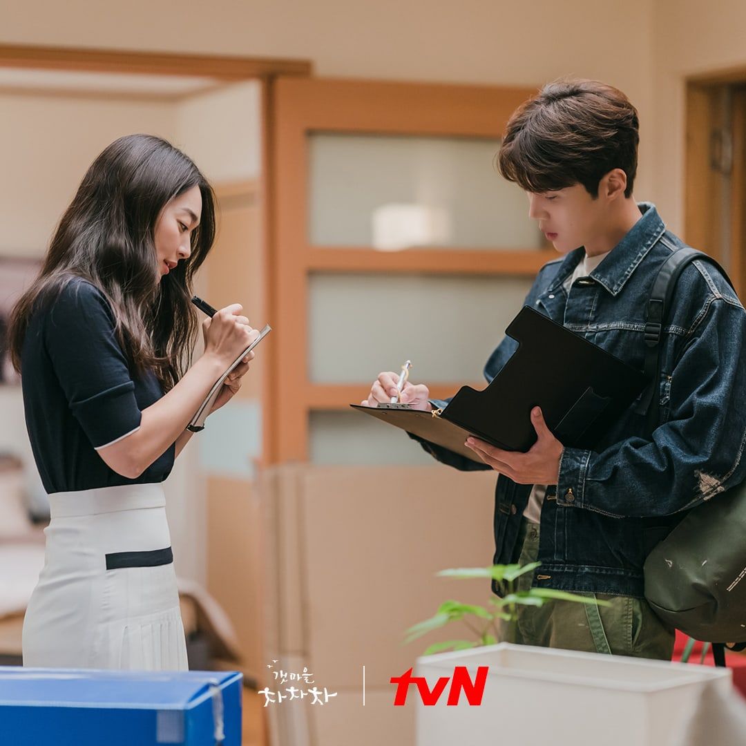 Kim Seon Ho dan Shin Min Ah dalam drama Korea Hometown Cha Cha Cha
