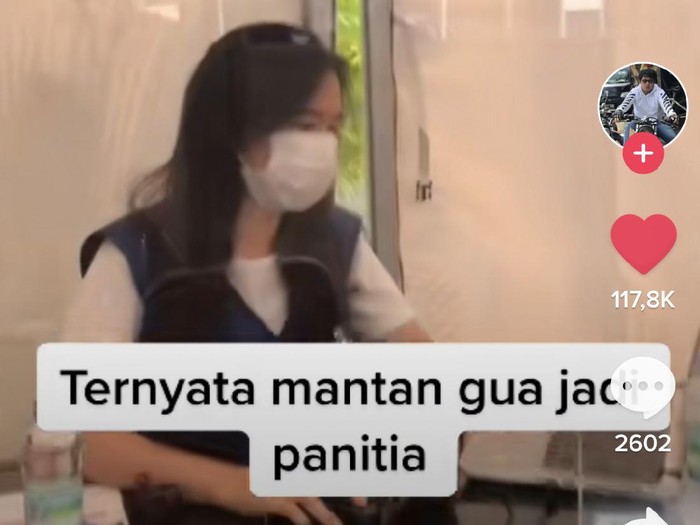 Kisah pria yang viral bertemu mantannya saat ingin vaksin. Kisah pria yang viral bertemu mantannya saat ingin vaksin.