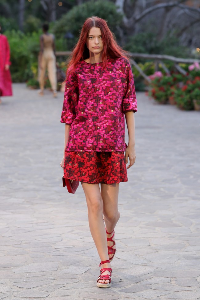 Fashion show koleksi Max Mara Resort 2022 di Hotel Mezzatorre, Ischia, Italia. Foto: Getty Images/Vittorio Zunino Celotto.