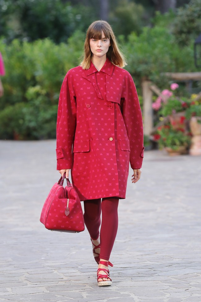 Fashion show koleksi Max Mara Resort 2022 di Hotel Mezzatorre, Ischia, Italia. Foto: Getty Images/Vittorio Zunino Celotto.