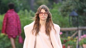10 Koleksi Busana Max Mara Resort 2022, Gaya Liburan Wanita Urban