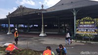 Terkait pemakaman, Joko mengatakan masih akan menunggu kesepakatan keluarga. Pihaknya akan segera memberikan pernyataan resmi bila jenazah sudah tiba di istana Pura Mangkunegaran.