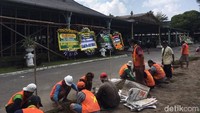 Perwakilan staf humas Pura Mangkunegaran, Joko Pramudyo, mengatakan Sri Paduka Mangkunegara IX memang sudah dua bulan lebih tinggal di Jakarta. Alasannya karena karena kompleks Pura Mangkunegaran saat ini tengah direnovasi.