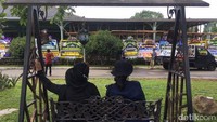 Saat ini jenazah almarhum dalam perjalanan darat menuju ke Solo untuk persemayaman.  