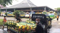 Ratusan karangan bunga terus berdatangan sejak pagi tadi ke istana Pura Mangkunegaran.