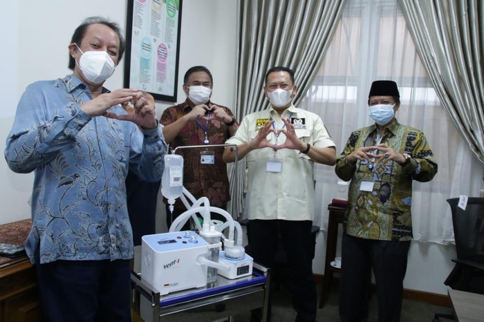 Ketua MPR RI Bambang Soesatyo menegaskan pentingnya Indonesia memiliki kedaulatan dalam memenuhi kebutuhan alat kesehatan (Alkes). Salah satunya dengan memprioritaskan belanja APBN sektor kesehatan dengan membeli Alkes produksi dalam negeri, sehingga tidak terus bergantung pada impor.